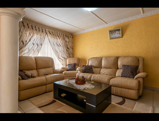 3 BEDROOM FREEHOLD SOLD IN PROTEA NORTH